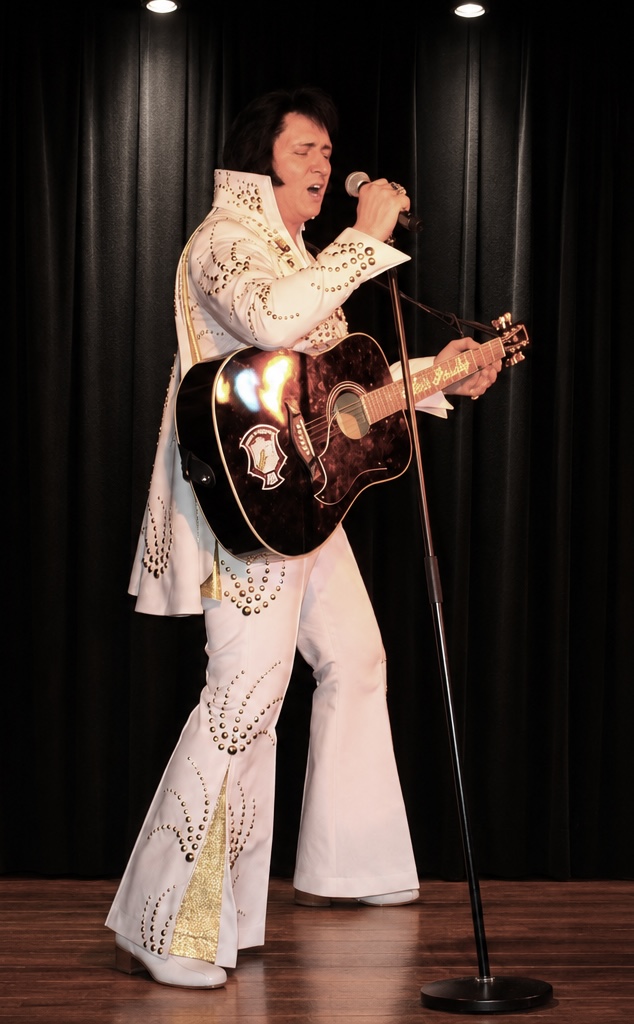 James Burrell as Elvis, Zanger in Exeter